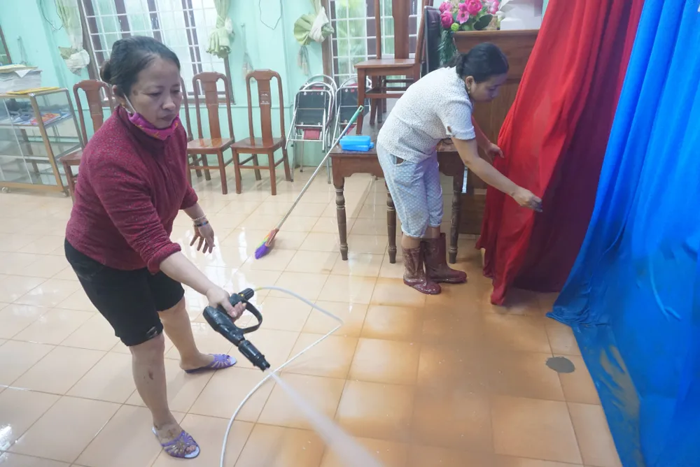 Tất bật dọn rửa bùn non để đón học sinh đến trường sau lũ ảnh 7 Tất bật dọn rửa bùn non để đón học sinh đến trường sau lũ ảnh 7