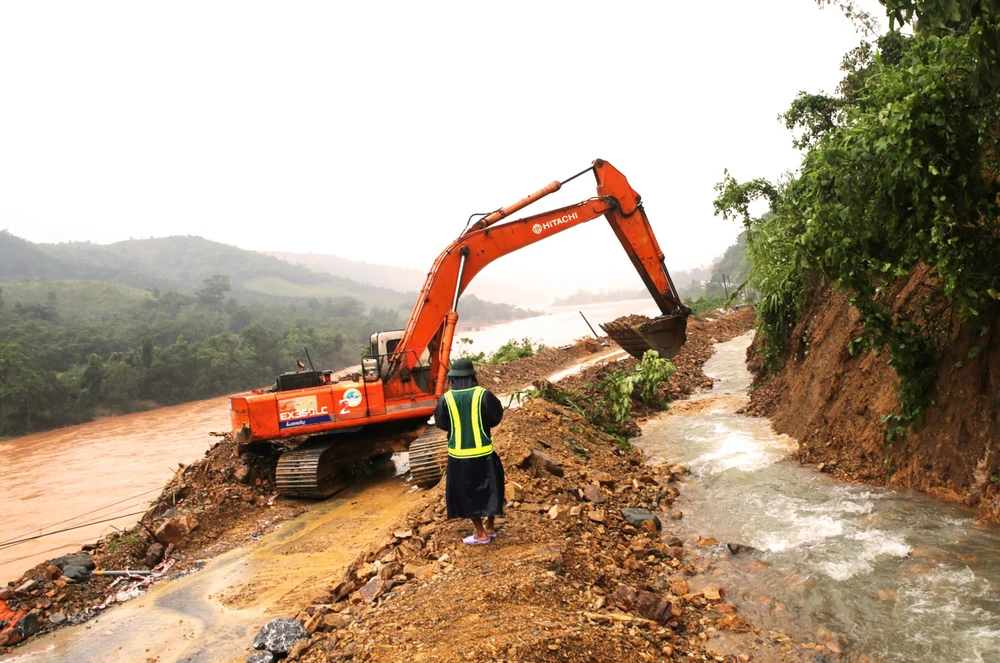 Sử dụng trực thăng thả 1,5 tấn hàng cứu trợ cho xã bị cô lập ở Quảng Trị ảnh 1 Sử dụng trực thăng thả 1,5 tấn hàng cứu trợ cho xã bị cô lập ở Quảng Trị ảnh 1