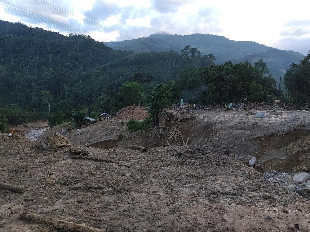 Tiếp cận hiện trường các vụ sạt lở ở Quảng Nam bằng đường bộ và đường thủy ảnh 1 Tiếp cận hiện trường các vụ sạt lở ở Quảng Nam bằng đường bộ và đường thủy ảnh 1