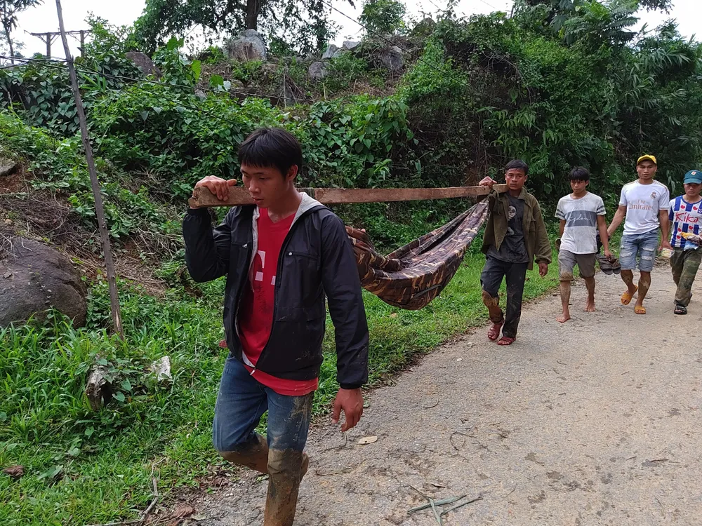 Tiếp cận hiện trường các vụ sạt lở ở Quảng Nam bằng đường bộ và đường thủy ảnh 8 Tiếp cận hiện trường các vụ sạt lở ở Quảng Nam bằng đường bộ và đường thủy ảnh 8