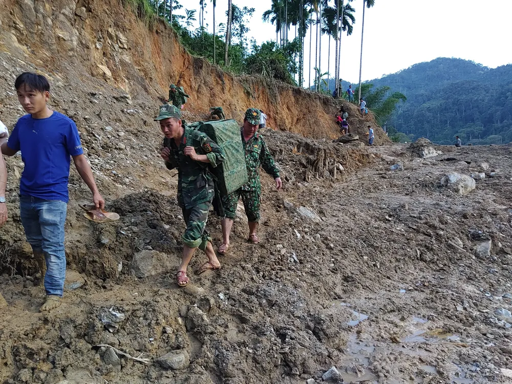 Tiếp cận hiện trường các vụ sạt lở ở Quảng Nam bằng đường bộ và đường thủy ảnh 9 Tiếp cận hiện trường các vụ sạt lở ở Quảng Nam bằng đường bộ và đường thủy ảnh 9