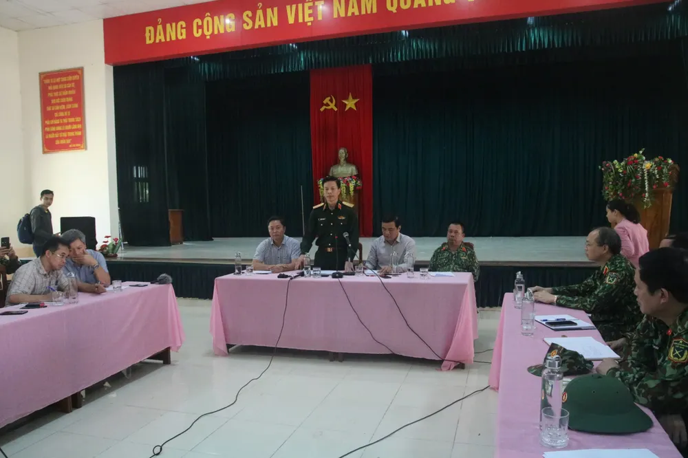 Tiếp cận hiện trường các vụ sạt lở ở Quảng Nam bằng đường bộ và đường thủy ảnh 2 Tiếp cận hiện trường các vụ sạt lở ở Quảng Nam bằng đường bộ và đường thủy ảnh 2