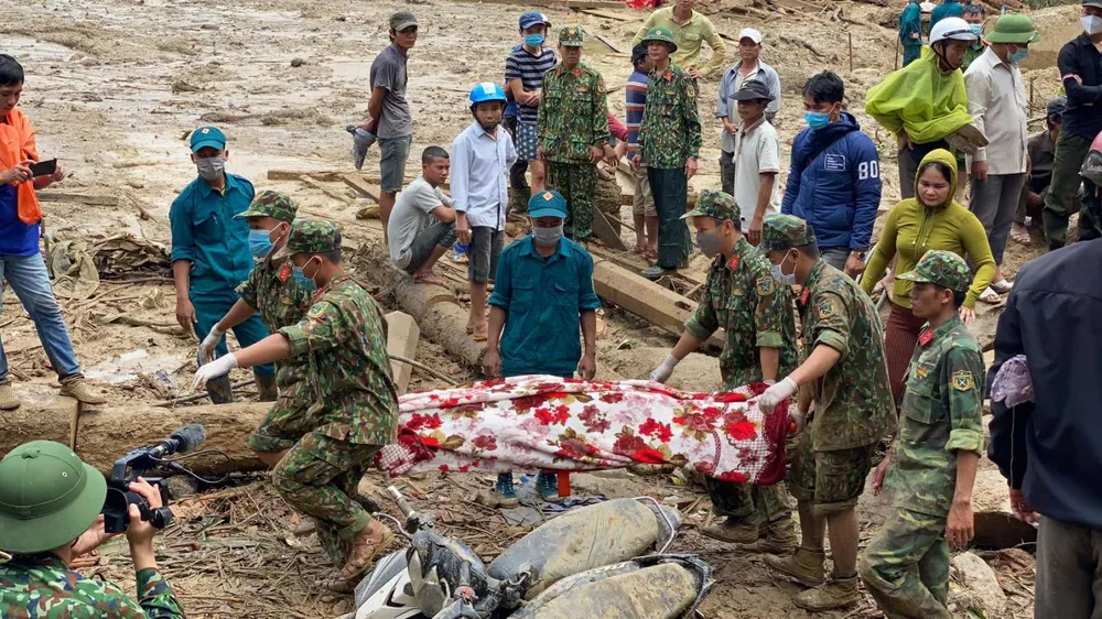 Vụ sạt lở tại Trà Leng, Trà Vân: Tìm thấy thêm 2 thi thể trong số 14 người mất tích ảnh 7