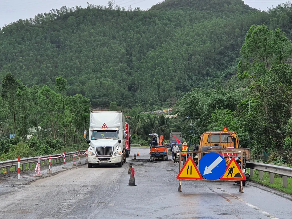 Sửa chữa đường hư trên tuyến tránh Nam Hải Vân – Túy Loan  ảnh 4