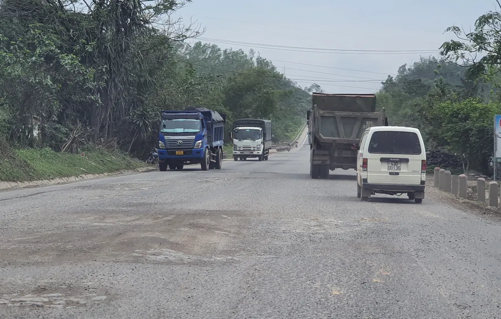 Sửa chữa đường hư trên tuyến tránh Nam Hải Vân – Túy Loan  ảnh 1