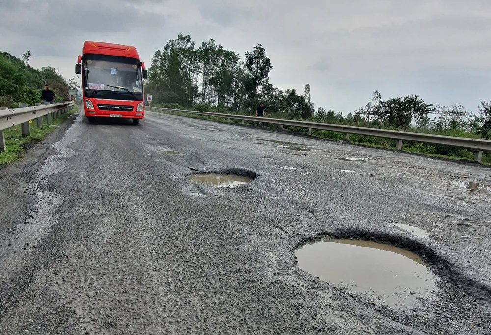 Sửa chữa đường hư trên tuyến tránh Nam Hải Vân – Túy Loan  ảnh 2