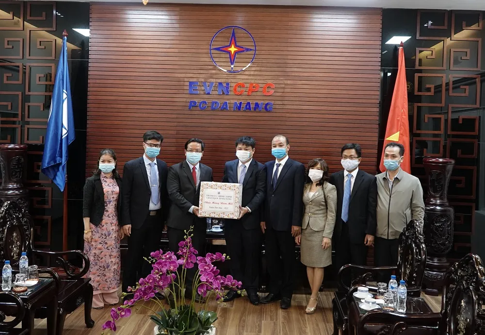 Lãnh đạo TP Đà Nẵng thăm và chúc tết các đơn vị trong đêm giao thừa ảnh 9