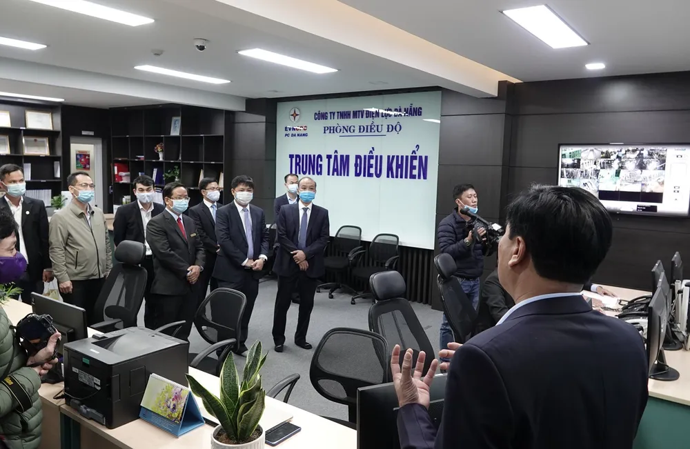 Lãnh đạo TP Đà Nẵng thăm và chúc tết các đơn vị trong đêm giao thừa ảnh 10