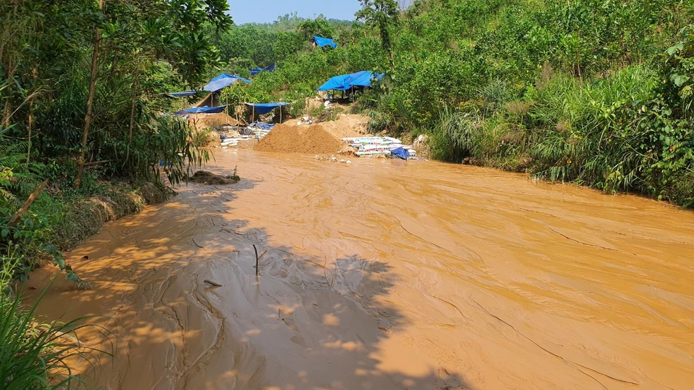 Một điểm khai thác vàng trái phép tại mỏ vàng Bồng Miêu