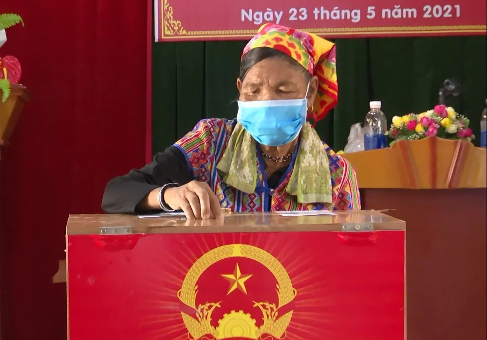 Hàng triệu cử tri miền Trung phấn khởi đi bầu cử ảnh 19 Hàng triệu cử tri miền Trung phấn khởi đi bầu cử ảnh 19