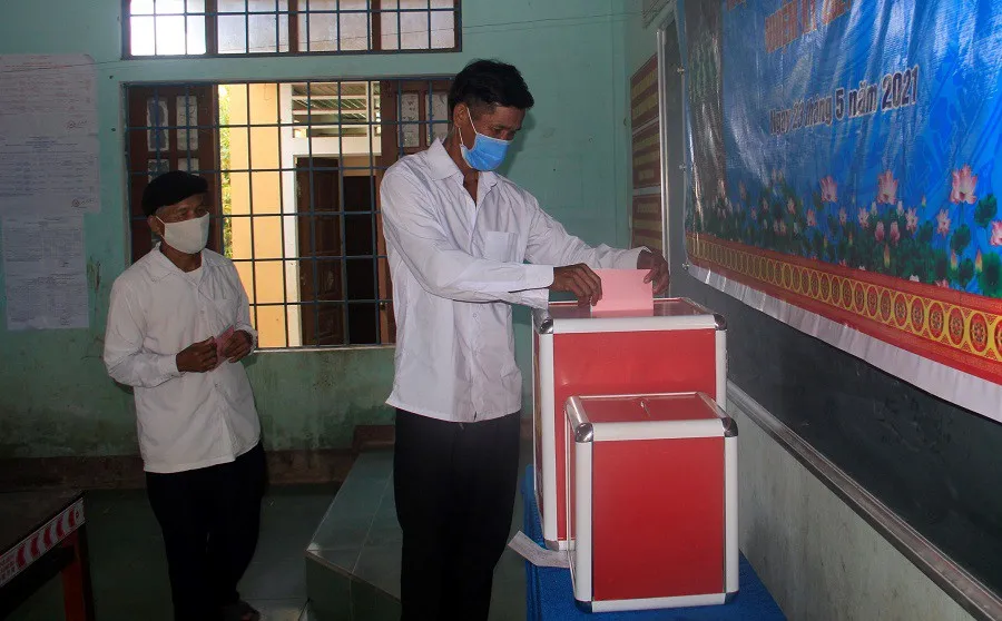 Hàng triệu cử tri miền Trung phấn khởi đi bầu cử ảnh 16 Hàng triệu cử tri miền Trung phấn khởi đi bầu cử ảnh 16