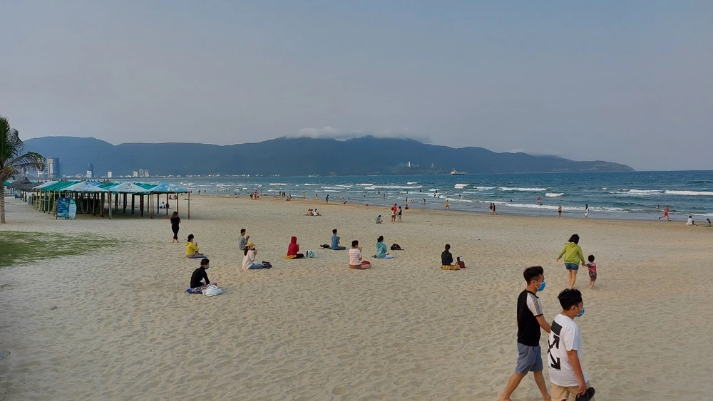Quảng Nam yêu cầu người dân đeo khẩu trang trước và sau khi tắm biển ảnh 1 Quảng Nam yêu cầu người dân đeo khẩu trang trước và sau khi tắm biển ảnh 1