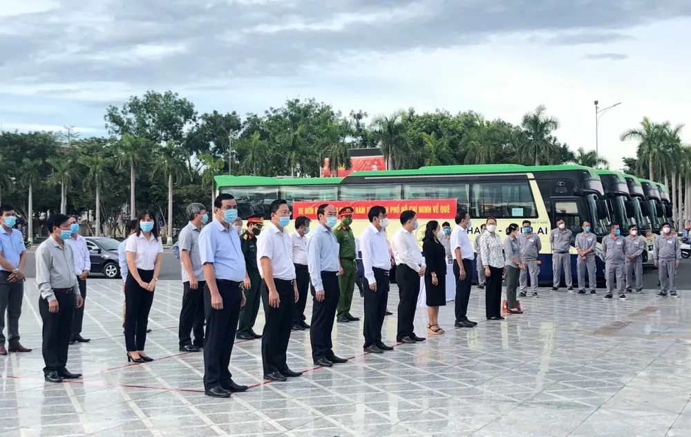 Quảng Nam khởi hành những chuyến xe đón người dân từ TPHCM về quê ảnh 1