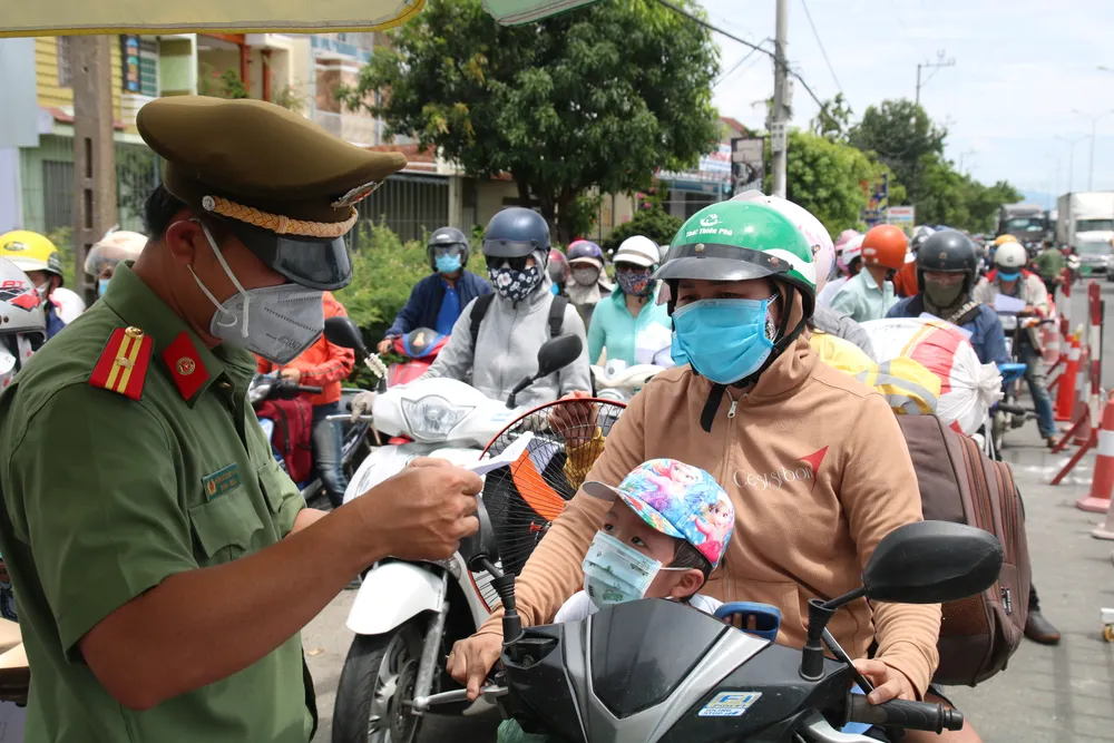 Hàng ngàn người dân Quảng Nam hối hả rời khỏi Đà Nẵng ảnh 5