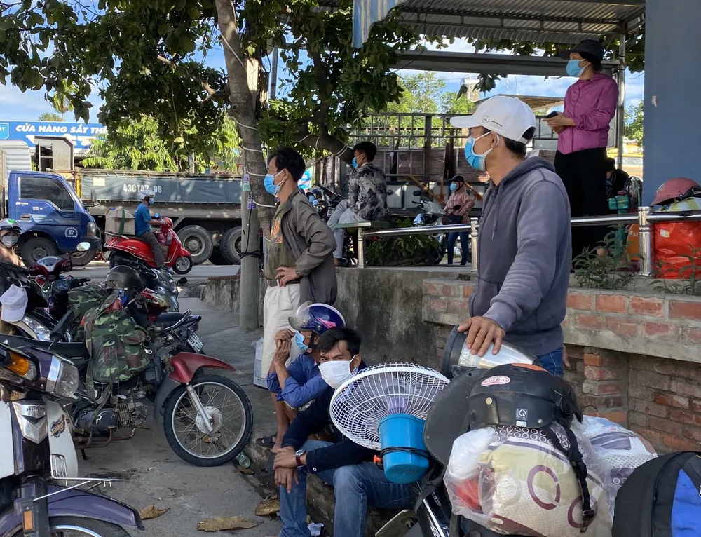 Người dân chực chờ ở chốt kiểm soát dịch để về quê ảnh 2 Người dân chực chờ ở chốt kiểm soát dịch để về quê ảnh 2