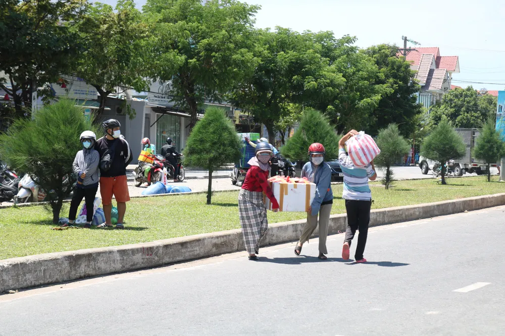 Người dân Quảng Nam gửi hàng hóa ra Đà Nẵng trước giờ “ai ở đâu ở đó” ảnh 4 Người dân Quảng Nam gửi hàng hóa ra Đà Nẵng trước giờ “ai ở đâu ở đó” ảnh 4