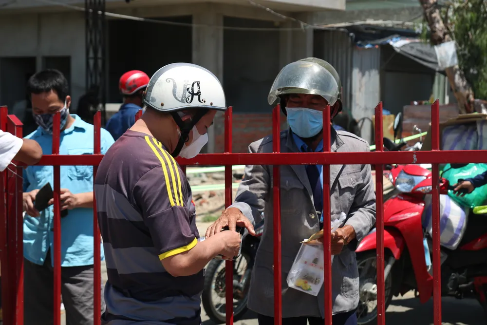 Người dân Quảng Nam gửi hàng hóa ra Đà Nẵng trước giờ “ai ở đâu ở đó” ảnh 3 Người dân Quảng Nam gửi hàng hóa ra Đà Nẵng trước giờ “ai ở đâu ở đó” ảnh 3