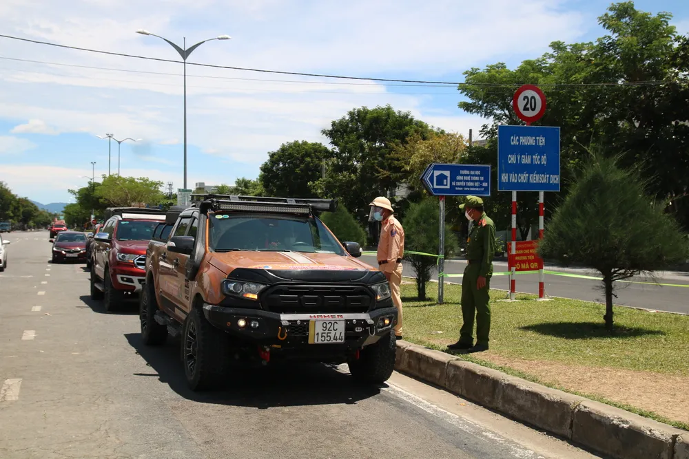 Người dân Quảng Nam gửi hàng hóa ra Đà Nẵng trước giờ “ai ở đâu ở đó” ảnh 5 Người dân Quảng Nam gửi hàng hóa ra Đà Nẵng trước giờ “ai ở đâu ở đó” ảnh 5