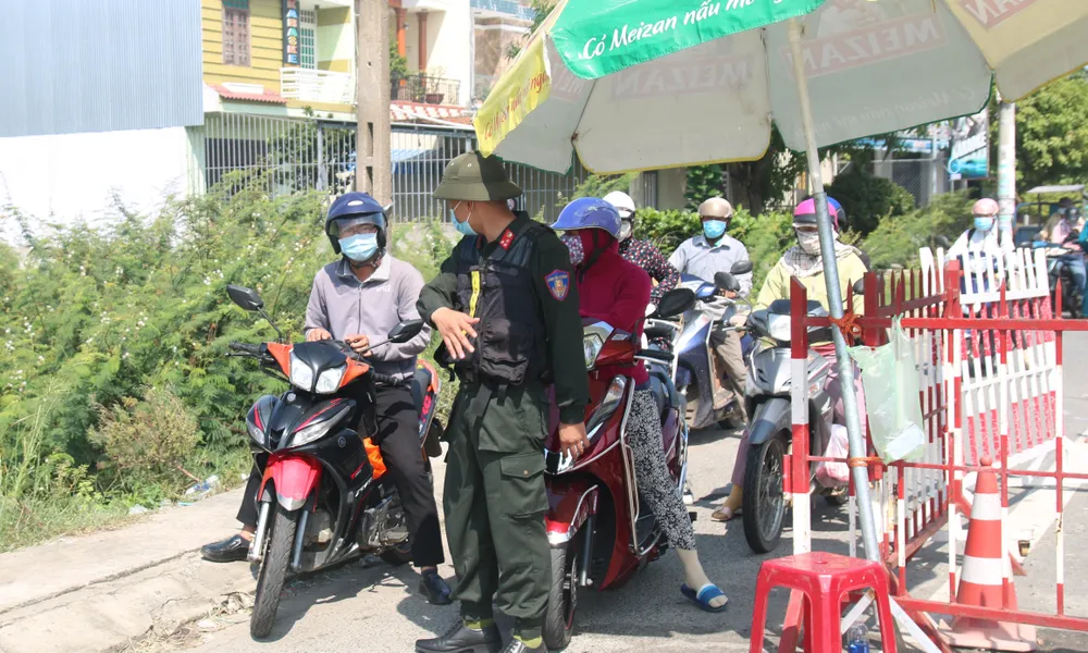 Từ Đà Nẵng đi Quảng Nam, hàng trăm người phải quay xe do thiếu giấy xét nghiệm Covid-19 ảnh 2 Từ Đà Nẵng đi Quảng Nam, hàng trăm người phải quay xe do thiếu giấy xét nghiệm Covid-19 ảnh 2