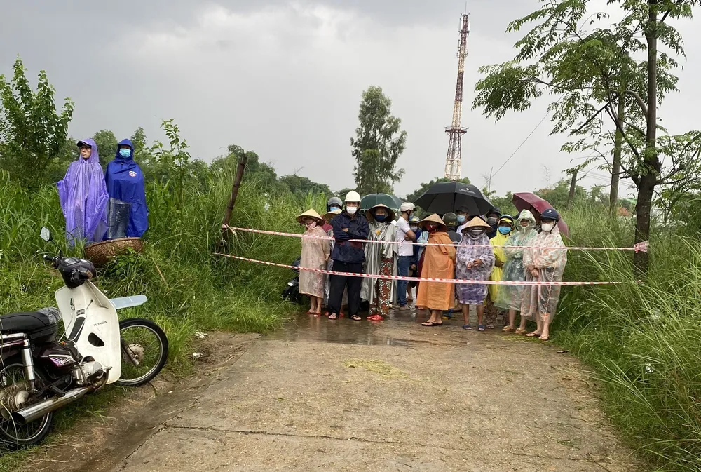 Quảng Nam: Nước lũ cuốn trôi nhóm người đi chợ khiến 1 người mất tích ảnh 1