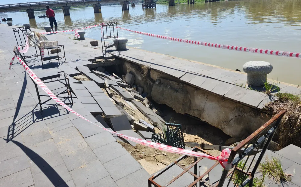 Vỉa hè phố cổ Hội An sụt lún, hư hỏng nặng  ảnh 1