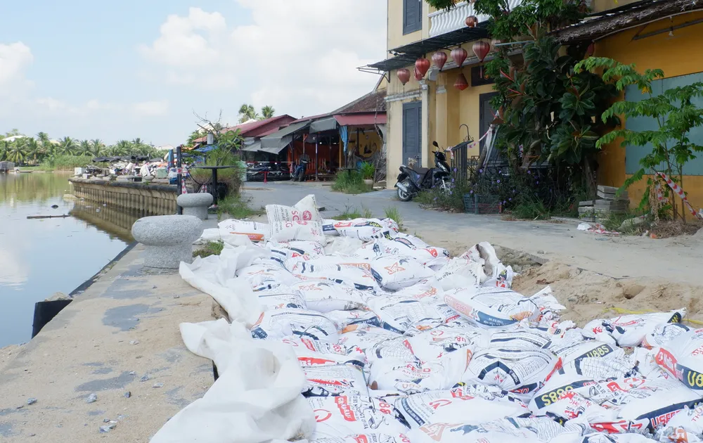 Vỉa hè phố cổ Hội An sụt lún, hư hỏng nặng  ảnh 6