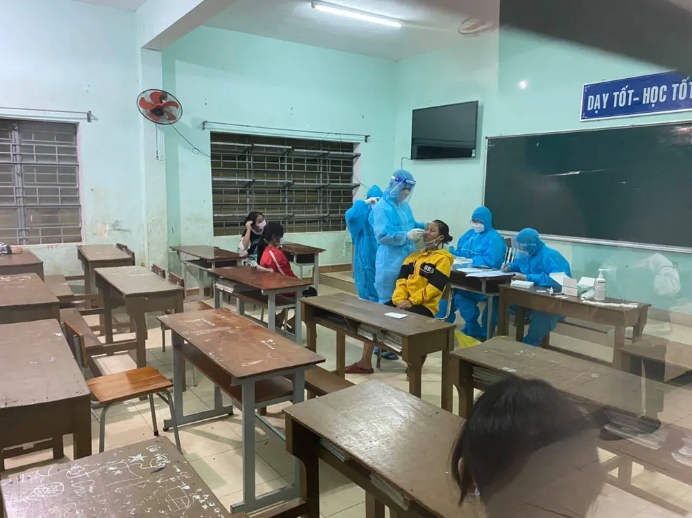 Quảng Nam: 17 học sinh và 1 cô giáo tại huyện miền núi Phước Sơn mắc Covid-19 ảnh 1