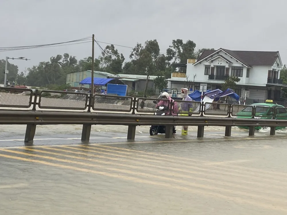 Quảng Nam cho học sinh nghỉ học do mưa lớn, nước tràn Quốc lộ 1A ảnh 3