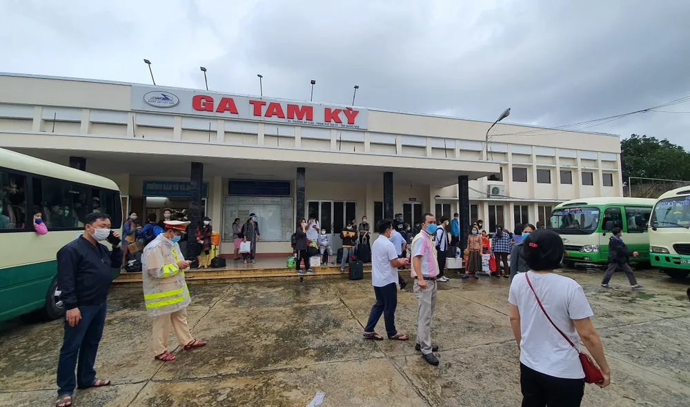 Đường bộ và đường sắt qua địa phận tỉnh Quảng Nam bị gián đoạn ảnh 4 Đường bộ và đường sắt qua địa phận tỉnh Quảng Nam bị gián đoạn ảnh 4