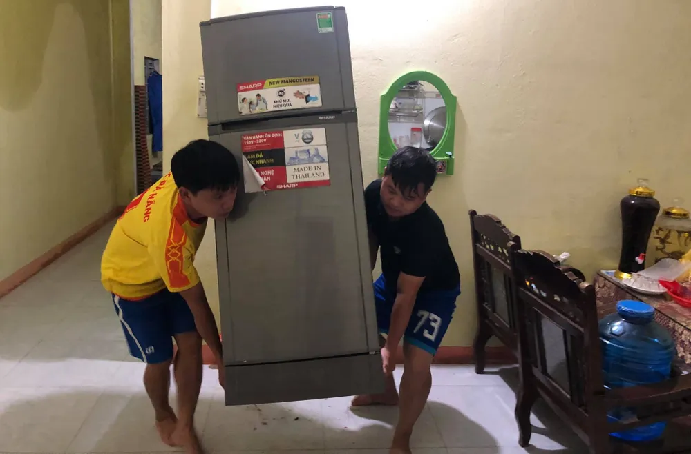 Quảng Nam: TP Tam Kỳ ngập lụt nặng có nơi trên 1,5m, Quốc lộ 1A ách tắc ảnh 2 Quảng Nam: TP Tam Kỳ ngập lụt nặng có nơi trên 1,5m, Quốc lộ 1A ách tắc ảnh 2