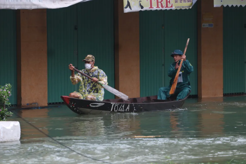Quảng Nam: TP Tam Kỳ ngập lụt nặng có nơi trên 1,5m, Quốc lộ 1A ách tắc ảnh 6 Quảng Nam: TP Tam Kỳ ngập lụt nặng có nơi trên 1,5m, Quốc lộ 1A ách tắc ảnh 6