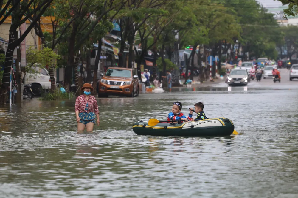 Quảng Nam: TP Tam Kỳ ngập lụt nặng có nơi trên 1,5m, Quốc lộ 1A ách tắc ảnh 7 Quảng Nam: TP Tam Kỳ ngập lụt nặng có nơi trên 1,5m, Quốc lộ 1A ách tắc ảnh 7