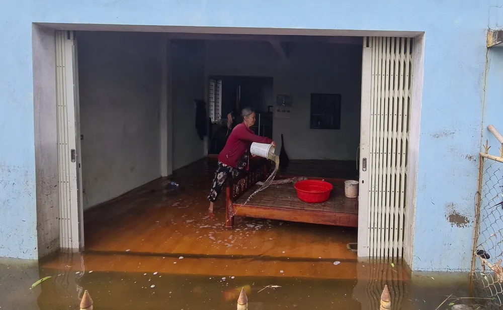 Quảng Nam: Nước lũ bắt đầu rút, người dân tranh thủ dọn dẹp ảnh 1