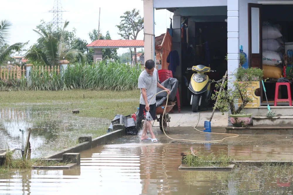 Quảng Nam: Nước lũ bắt đầu rút, người dân tranh thủ dọn dẹp ảnh 3