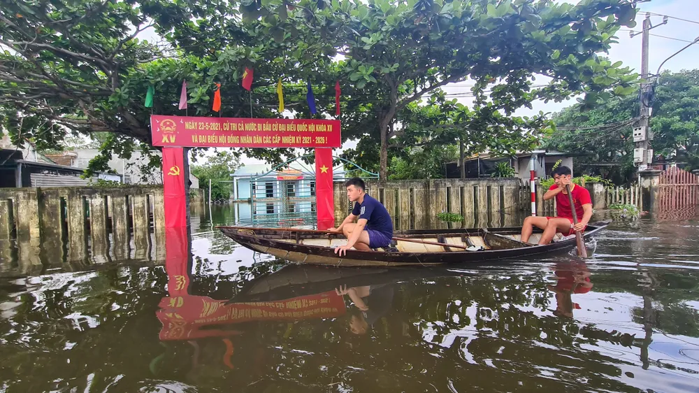 Quảng Nam: Nước lũ bắt đầu rút, người dân tranh thủ dọn dẹp ảnh 8