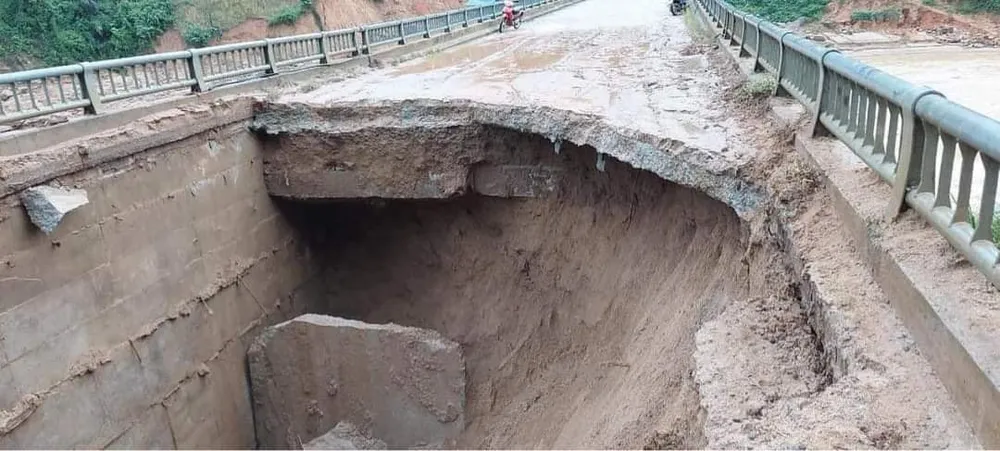 Quảng Nam: Đường dẫn vào một cây cầu sạt lở sâu hơn 3m ảnh 2