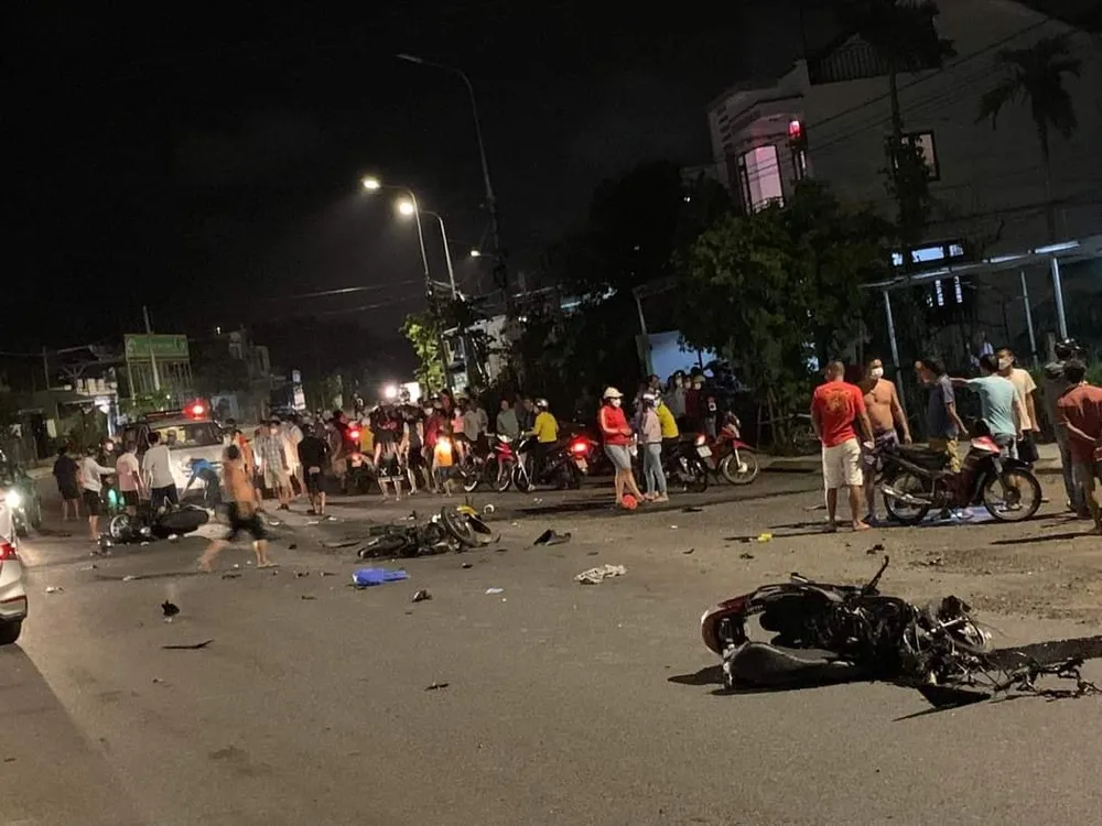 Ô tô tông liên hoàn nhiều xe máy ở Hội An, 1 người chết, 2 người bị thương ảnh 1