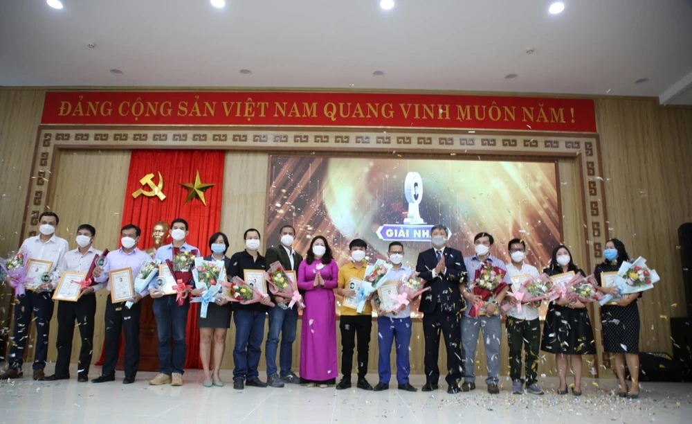 Báo SGGP đoạt 2 giải Giải Báo chí Huỳnh Thúc Kháng lần thứ 15 ảnh 1 Báo SGGP đoạt 2 giải Giải Báo chí Huỳnh Thúc Kháng lần thứ 15 ảnh 1
