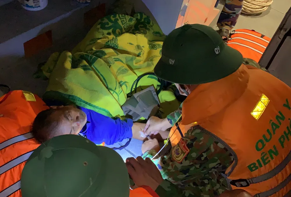Biên phòng Quảng Nam cấp cứu kịp thời một ngư dân bị tai biến  ảnh 1