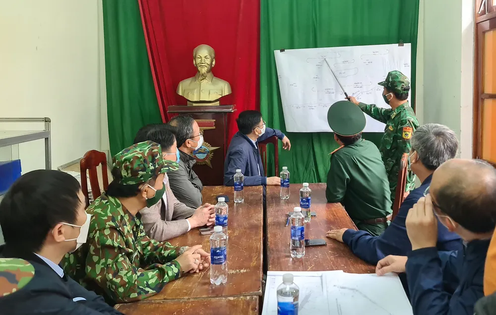 Vụ lật ca nô tại Quảng Nam: Trực thăng, ca nô nỗ lực tìm kiếm 2 nạn nhân còn mất tích ảnh 2