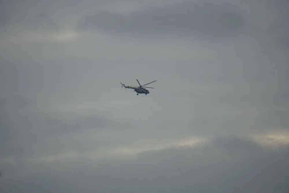 Vụ lật ca nô tại Quảng Nam: Trực thăng, ca nô nỗ lực tìm kiếm 2 nạn nhân còn mất tích ảnh 1