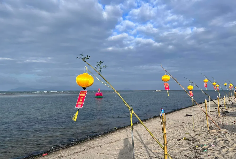 Hàng ngàn người dự lễ cầu siêu cho các nạn nhân vụ lật ca nô ở biển Cửa Đại ảnh 3