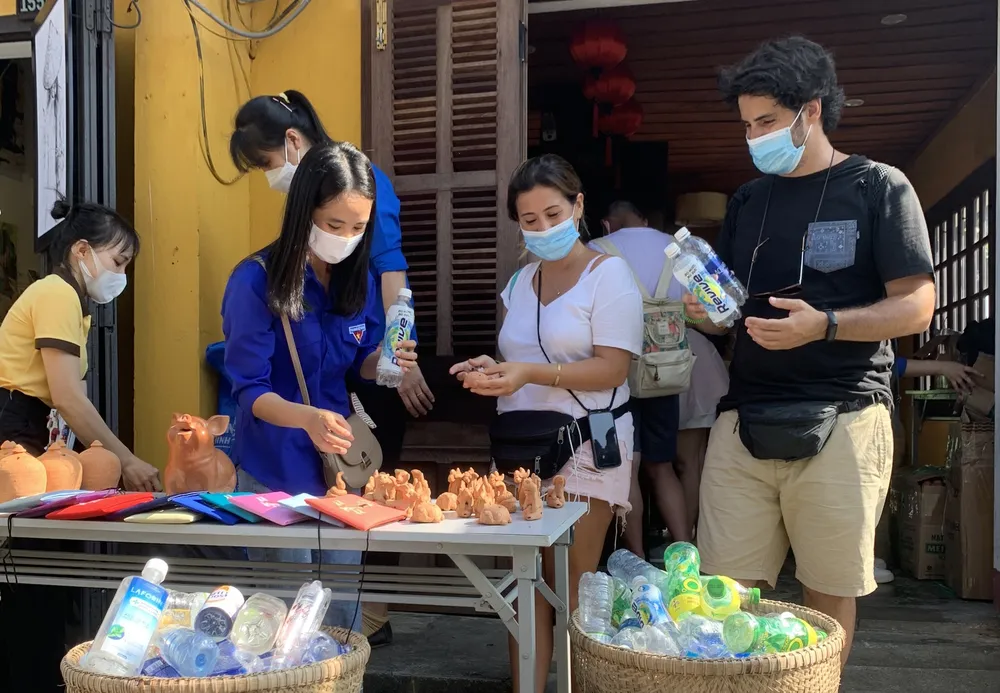 Hội An: Người dân, du khách đổi rác thải nhựa lấy đồ mỹ nghệ  ảnh 2