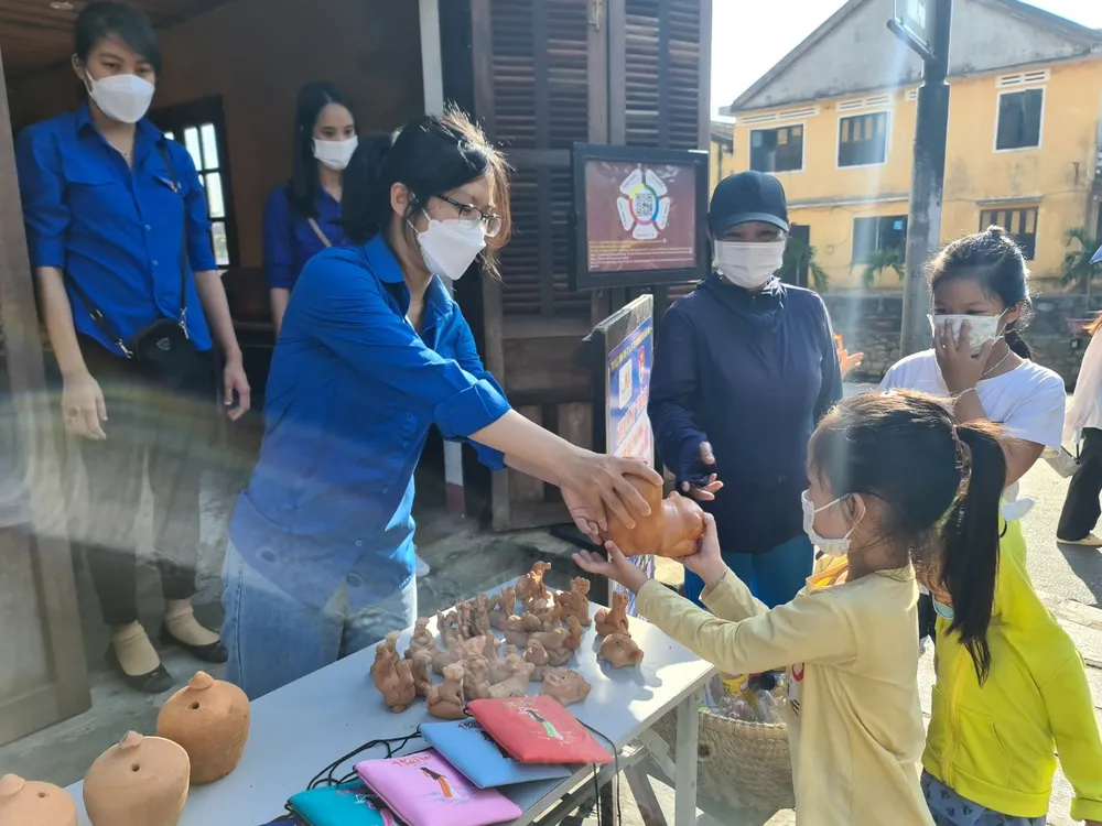 Hội An: Người dân, du khách đổi rác thải nhựa lấy đồ mỹ nghệ  ảnh 3