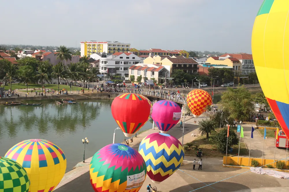 Du khách mê mẩn khi lần đầu tiên ngắm khinh khí cầu ở Hội An  ảnh 11