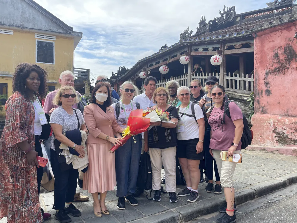 Đoàn khách Mỹ đầu tiên đến Hội An sau khi mở cửa du lịch ảnh 1