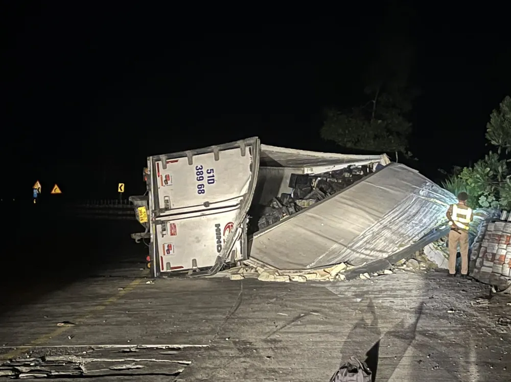Giải cứu tài xế mắc kẹt trong xe tải bị lật trên đèo Lò Xo ảnh 1