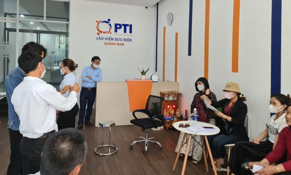 Khách hàng ùn ùn kéo đến Công ty PTI Quảng Nam đòi quyền lợi bảo hiểm ảnh 1