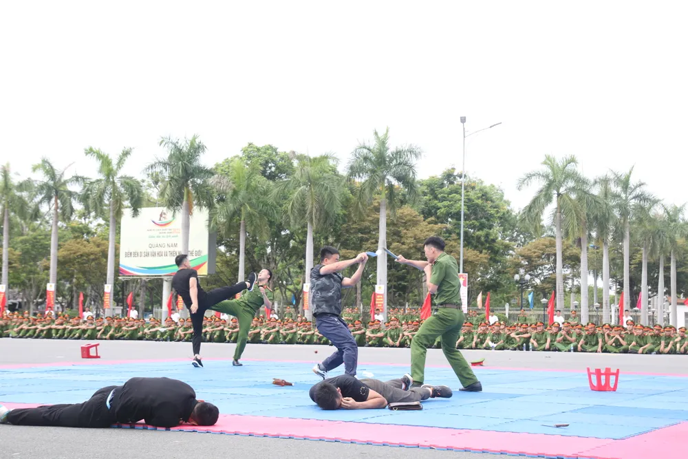 Chiến sĩ công an các tỉnh miền Trung thi tài võ thuật ảnh 8 Chiến sĩ công an các tỉnh miền Trung thi tài võ thuật ảnh 8