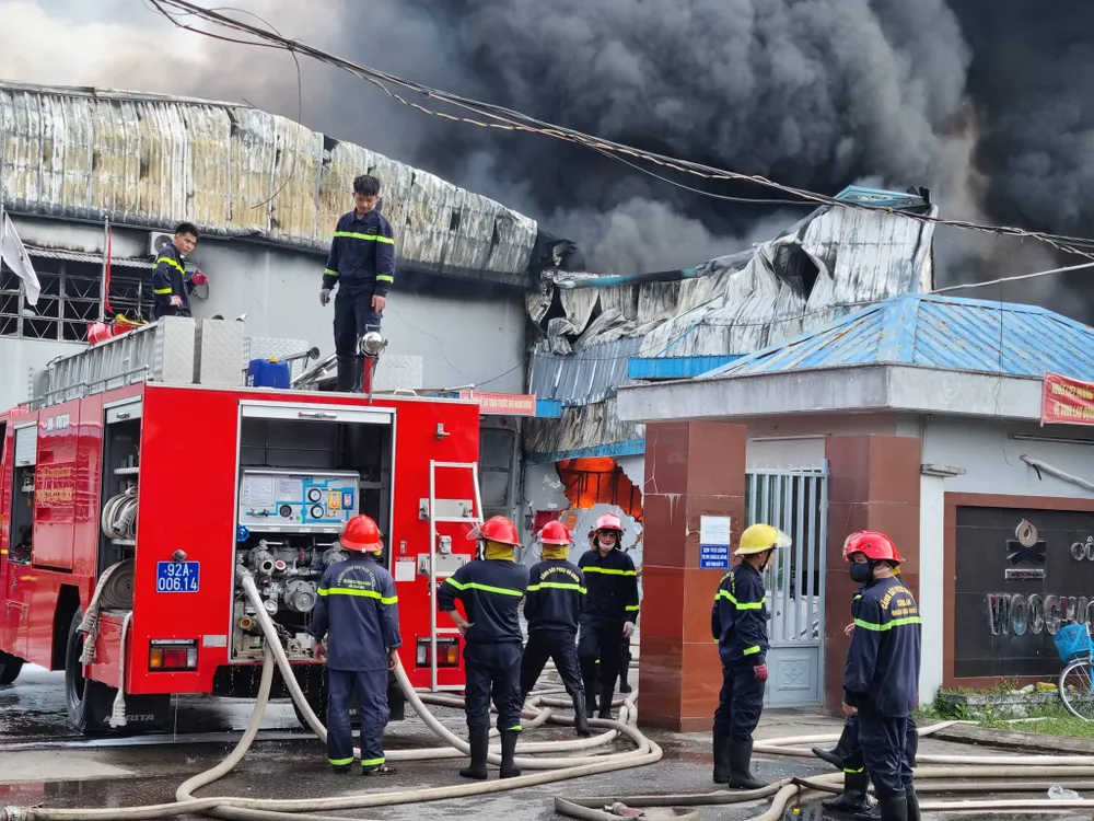 Quảng Nam: Cháy lớn tại nhà máy may mặc xuất khẩu  ảnh 1 Quảng Nam: Cháy lớn tại nhà máy may mặc xuất khẩu  ảnh 1